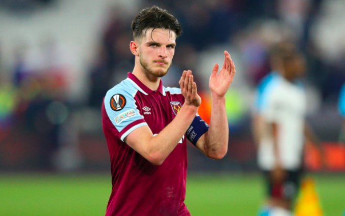 克罗斯：绿茵场上的精准指挥官（克罗斯：中场的精密调度师）