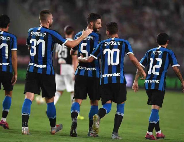 梅西：我被瓜迪奥拉安排过踢陌生位置！但我不断学习、变得更强！（梅西坦言：曾被瓜迪奥拉安排踢陌生位置，持续学习令我更强大）