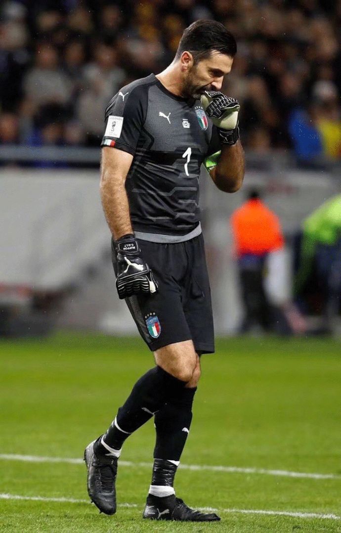 库蒂尼奥为小儿子庆祝生日，一家人身穿他效力过球队的球衣（库蒂尼奥为幼子庆生，全家穿上他昔日效力球队的球衣）