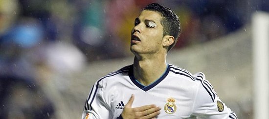 湖人詹姆斯关键发挥险胜76人，刷新个人40岁后得分纪录，豪取17胜稳居西部第二。（詹姆斯末节发力助湖人险胜76人，40岁后得分再创新高，豪取17胜稳居西部第二）