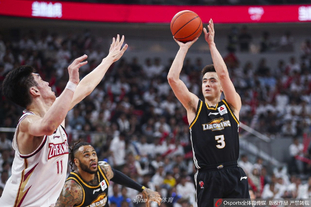 U22国家队走进成都实验小学西区分校，黄博文、于大宝等人与师生互动（U22国家队走访成都实验小学西区分校，黄博文、于大宝等人与师生开展互动交流）