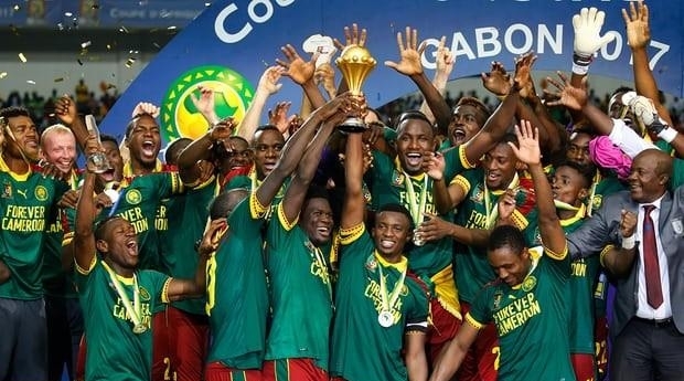 高尔夫俱乐部工作服，选棉还是聚酯纤维？（高尔夫俱乐部工装：该选棉质还是聚酯纤维？）